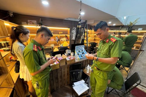 Cần xử lý mạnh cơ sở buôn bán thuốc lá điện tử