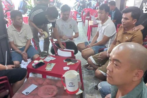 Tạm giữ 8 con bạc sát phạt trong quán cà phê