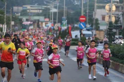 Hơn 600 chân chạy nhí nô nức chinh phục Gia Lai City Trail 2024