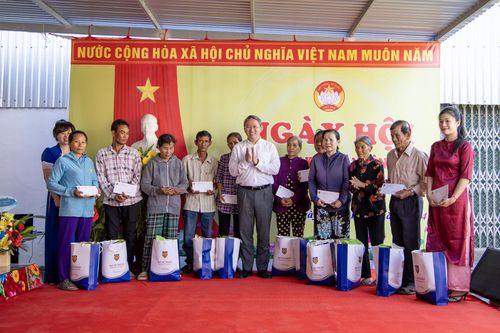 Bộ trưởng Bộ Tư pháp Nguyễn Hải Ninh dự Ngày hội Đại đoàn kết dân tộc tại khu dân cư Phong Ấp (thị xã Ninh Hòa)