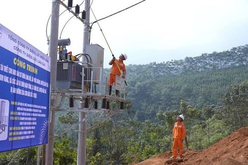 Thần tốc đưa điện lưới quốc gia về thôn Làng Nủ