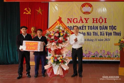 Lãnh đạo Ban Nội chính Tỉnh ủy dự ngày hội đại đoàn kết toàn dân tộc tại huyện Bắc Sơn