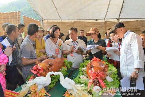 Độc đáo cuộc thi 'quay lợn' và 'chế biến, bài trí mâm cỗ đẹp' tại Lễ hội Thảo nguyên Đồng Lâm huyện Hữu Lũng