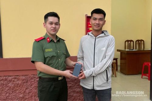 Chi Lăng: Nhặt được của rơi, chiến sĩ công an trả lại người đánh mất