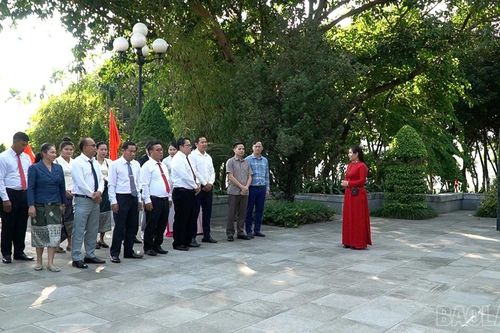 Đoàn đại biểu tỉnh Bò Kẹo (Lào) dâng hương tại Nhà lưu niệm Chủ tịch Hồ Chí Minh