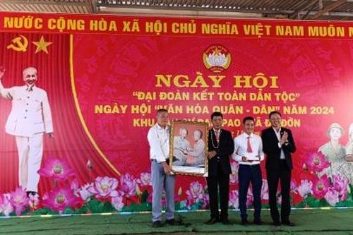 Chủ tịch Hội Nông dân tỉnh dự Ngày hội Đại đoàn kết toàn dân tộc tại huyện Lâm Hà