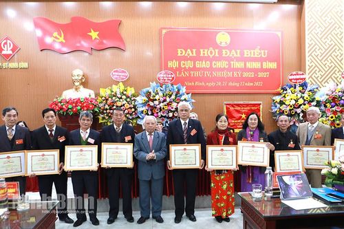 Ở thời đại nào thì chữ 'Thầy' cũng rất thiêng liêng và gánh nhiều trách nhiệm