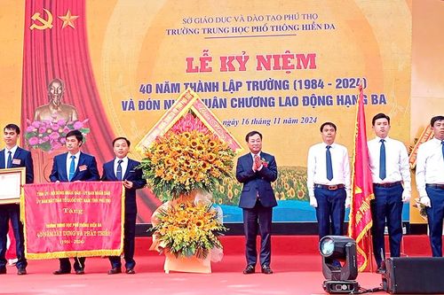 Chủ tịch UBND tỉnh dự kỷ niệm 40 năm thành lập Trường THPT Hiền Đa
