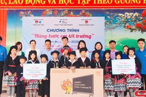 Chương trình 'Nâng bước em đến trường' tại xã Phiêng Luông