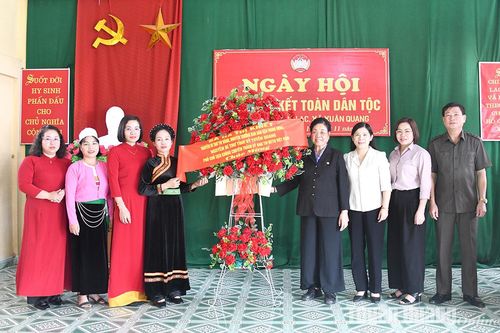Đồng chí Hà Thị Khiết dự Ngày hội đại đoàn kết toàn dân tộc tại thôn Làng Lạc