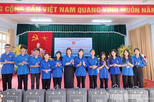 Câu lạc bộ Lý luận trẻ Đoàn Khối các cơ quan và doanh nghiệp tỉnh tuyên truyền và trao quà tại Chiêm Hóa