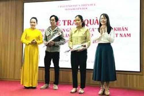 Trao quà hỗ trợ giáo viên gặp hoàn cảnh khó khăn