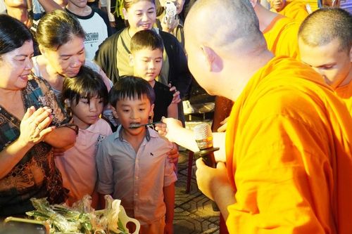 Lễ hội Ok Om Bok của đồng bào Khmer ở ngôi chùa giữa lòng TP.HCM