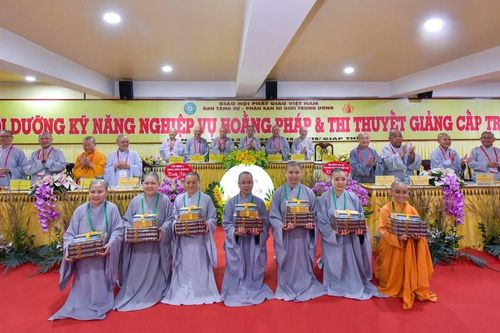 Phân ban Ni giới T.Ư bế mạc Khóa bồi dưỡng Hoằng pháp và trao giải Hội thi thuyết giảng