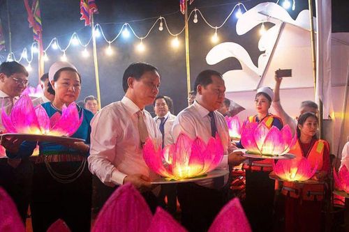 Hòa Bình: Lễ cầu ngư, thả hoa đăng trên sông Đà cầu cho quốc thái dân an