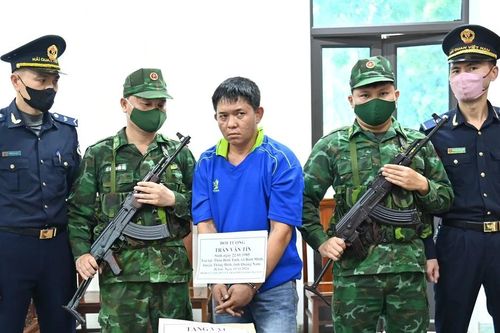 Bắt giữ đối tượng vận chuyển 2 bánh heroin, cùng súng qua biên giới