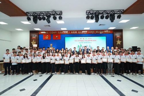 Nhiều sinh viên nhận được học bổng với mức 15 triệu đồng/suất