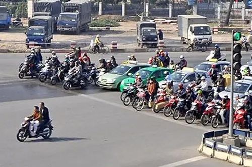 Bàn về hành vi bấm còi và vượt đèn đỏ