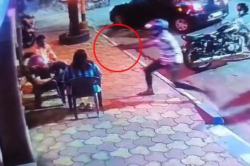 Bị ám sát hụt, một lãnh đạo Đảng Trinamool may mắn thoát chết, vùng dậy đuổi theo tên sát thủ