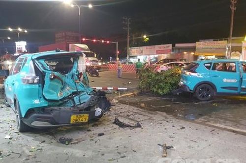 Taxi công nghệ tông hàng loạt xe máy, ôtô trên đường, nhiều người đi cấp cứu