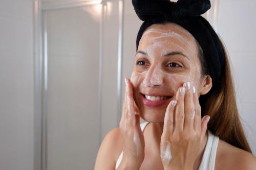 Nên rửa mặt vào mấy giờ?