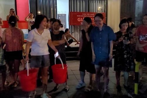 Chủ đầu tư Green Pearl nợ tiền nước, cư dân khốn khổ hứng nước giữa đêm