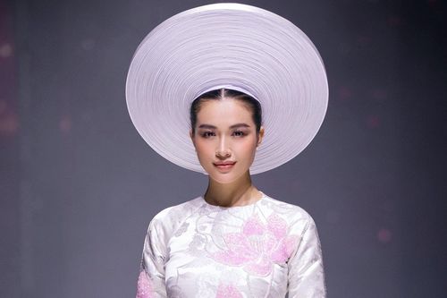 Á hậu Lệ Hằng khoe sắc với áo dài mang lời ca 'Dạ cổ hoài lang' của Thủy Nguyễn
