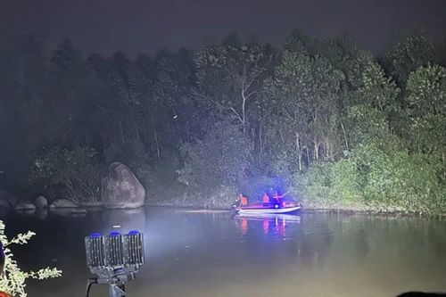 Nhóm học sinh rủ nhau tắm sông, hai em mất tích
