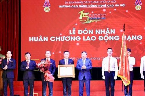 Trường Cao đẳng Công nghệ cao Hà Nội đón nhận Huân chương Lao động hạng Nhì