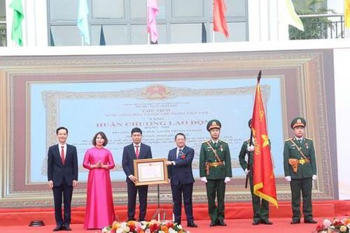 Trường THCS Trưng Vương (huyện Mê Linh) đón nhận Huân chương Lao động hạng Nhì