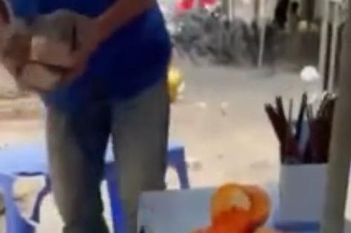 Hà Nội: Đang ăn phở, khách thót tim vì gạch rơi lả tả xuống bàn