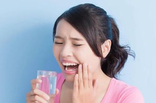 Cần làm gì khi răng ê buốt, nhạy cảm?