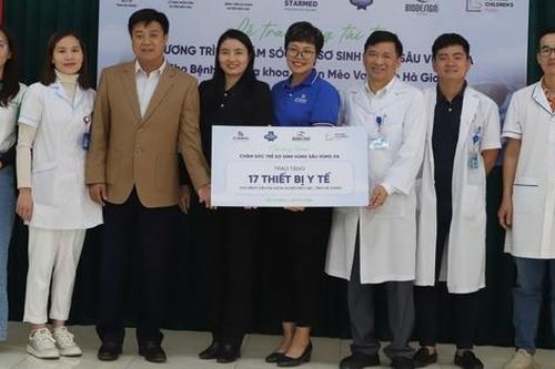 Dược phẩm STARMED trao tặng thiết bị y tế cho Bệnh viện Đa khoa huyện Mèo Vạc