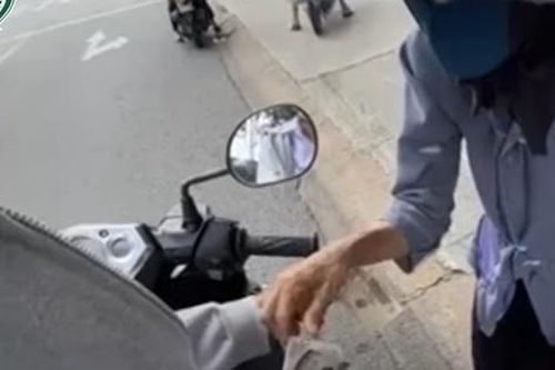 Bà cụ ăn xin ở Bình Dương khiến hơn 5 triệu người bất ngờ vì hành động rút tiền trên tay chàng trai