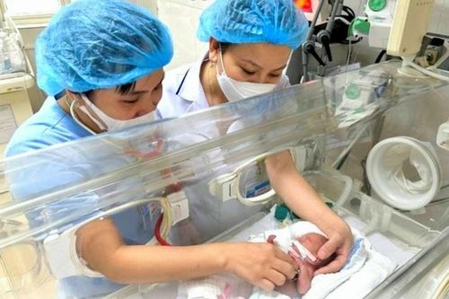 Cứu sống trẻ sơ sinh 1 ngày tuổi bị hạ đường huyết