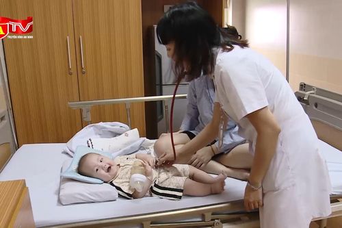 Thời tiết chuyển mùa, số trẻ mắc viêm phổi do virus RSV tăng