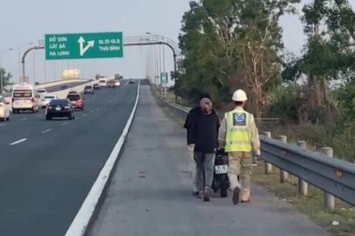 Hai thanh niên ngang nhiên điều khiển xe máy trên cao tốc Hà Nội - Hải Phòng