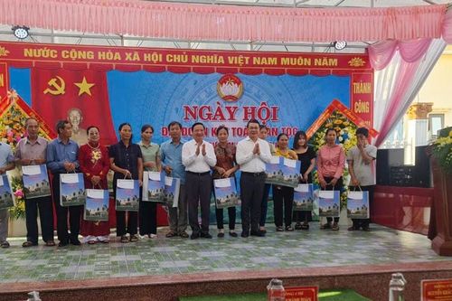Phó Chủ tịch Quốc hội Nguyễn Khắc Định dự Ngày hội Đại đoàn kết tại Nam Định