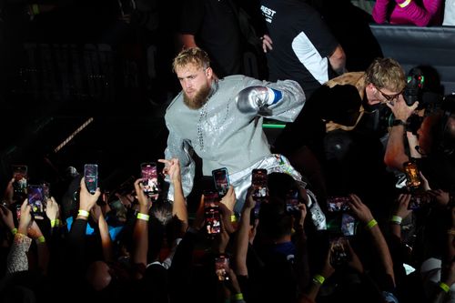 CĐV ẩu đả ở trận Mike Tyson đấu Jake Paul