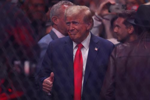Ông Trump dự khán, Jon Jones tỏa sáng với chiến thắng đẳng cấp