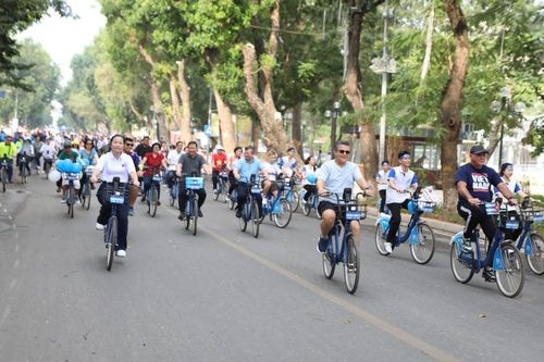 300 đại biểu trong nước, quốc tế đạp xe quanh hồ Thiền Quang