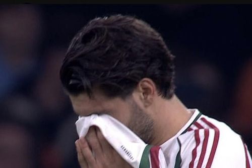 Ám ảnh hình ảnh tiền vệ của Liverpool bật khóc khi chứng kiến HLV của mình ngã quỵ trên sân bóng