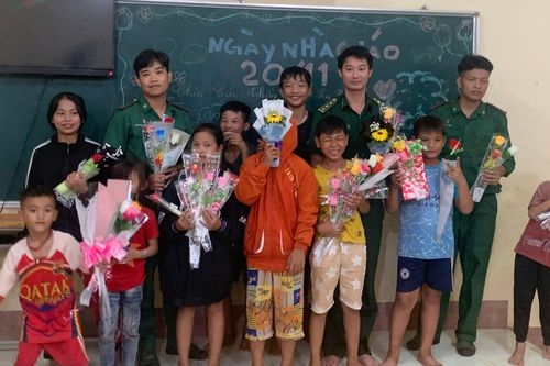 Người thầy mang quân hàm gieo hy vọng cho trẻ em nghèo vùng biên
