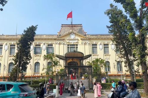 Hàng trăm người chờ đợi tham quan Bắc Bộ Phủ