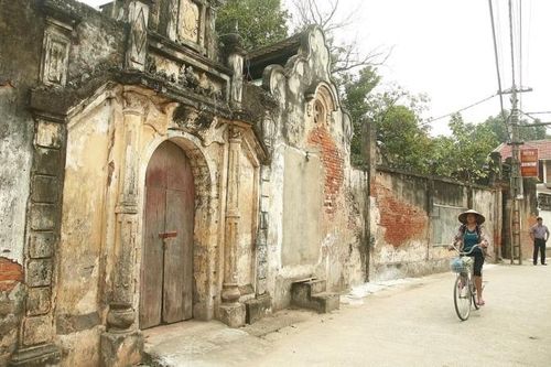 Xem show nghệ thuật, thời trang ở ngôi làng 500 năm tuổi