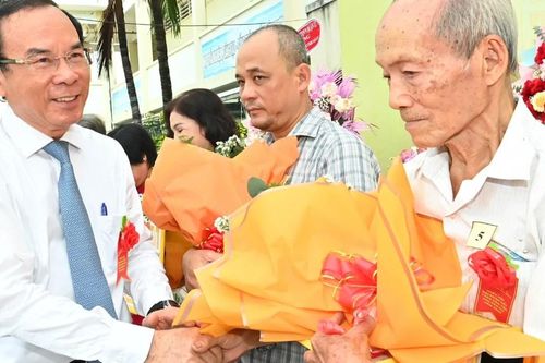 Bí thư Thành ủy TPHCM Nguyễn Văn Nên dự Ngày hội Đại đoàn kết toàn dân tộc tại quận 12