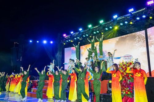 Hàng nghìn sinh viên Trường ĐH Kinh tế tham gia Chương trình Giao lộ thời gian