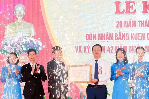 Trường THPT Hàm Long đón nhận Bằng khen của Bộ trưởng Bộ GD&ĐT