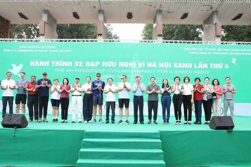 Hàng trăm nhà ngoại giao tham gia hành trình xe đạp hữu nghị vì Hà Nội xanh