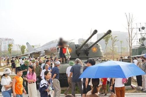 Đông nghẹt người đổ về tham quan Bảo tàng Lịch sử Quân sự Việt Nam
